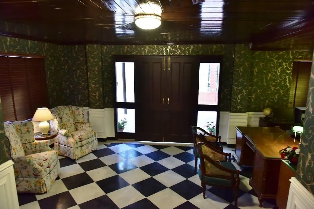 The Oaktree House Hotel Shimla 3*,